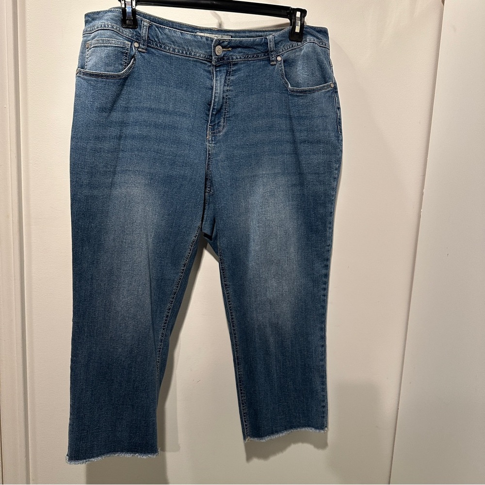 Women's Mid Blue Cropped Stretch Jeans with Frey at bottom 18W - Picture 1 of 8